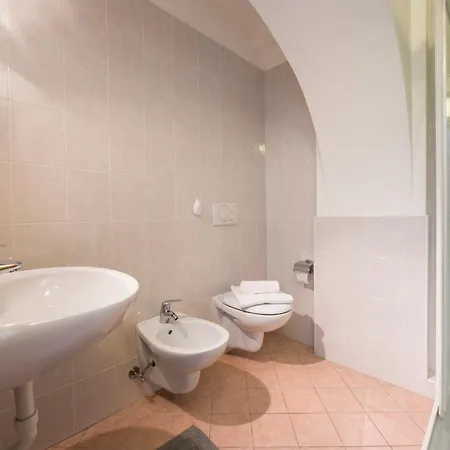 Sleeps 6 Apartment Menaggio